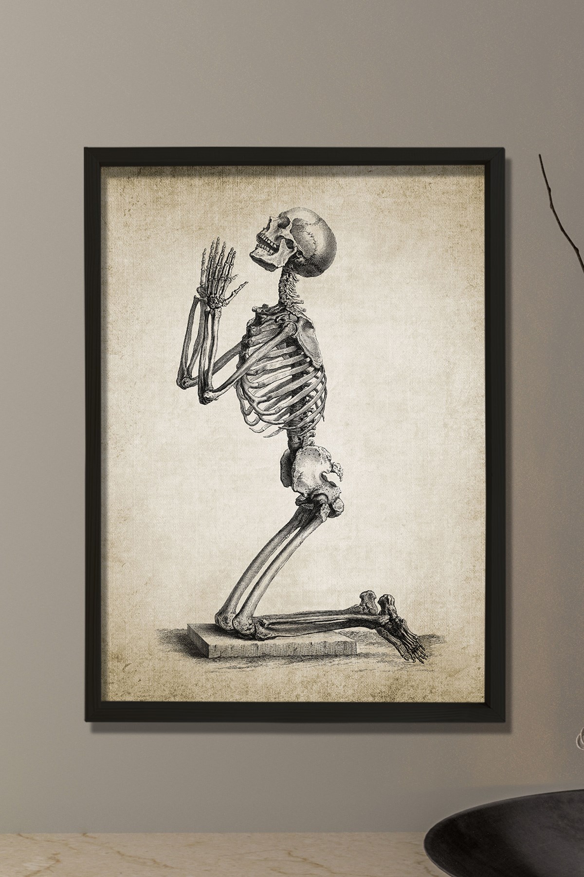 Doğal Çam Çerçeveli Duvar Tablosu Dua Eden İskelet