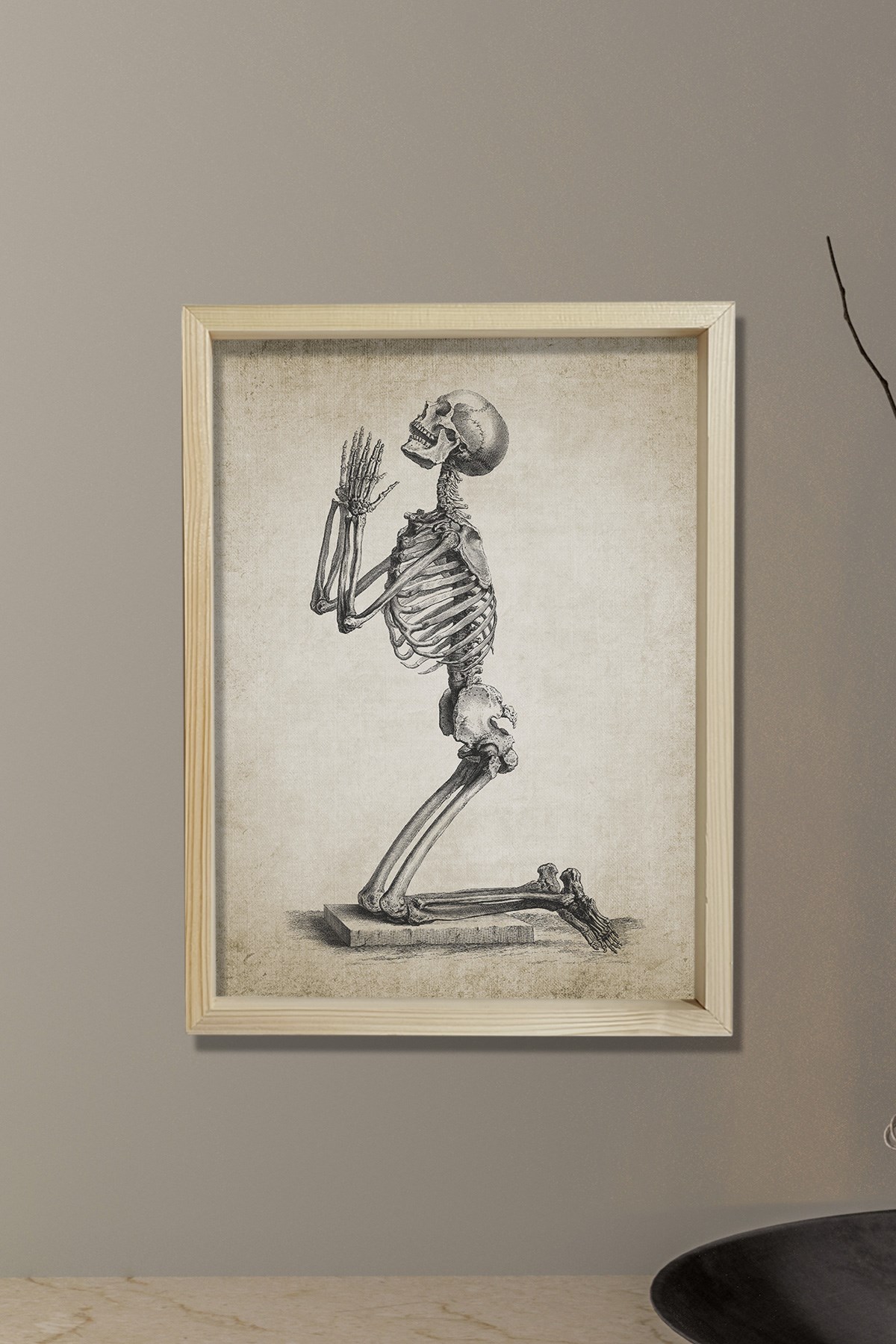 Doğal Çam Çerçeveli Duvar Tablosu Dua Eden İskelet