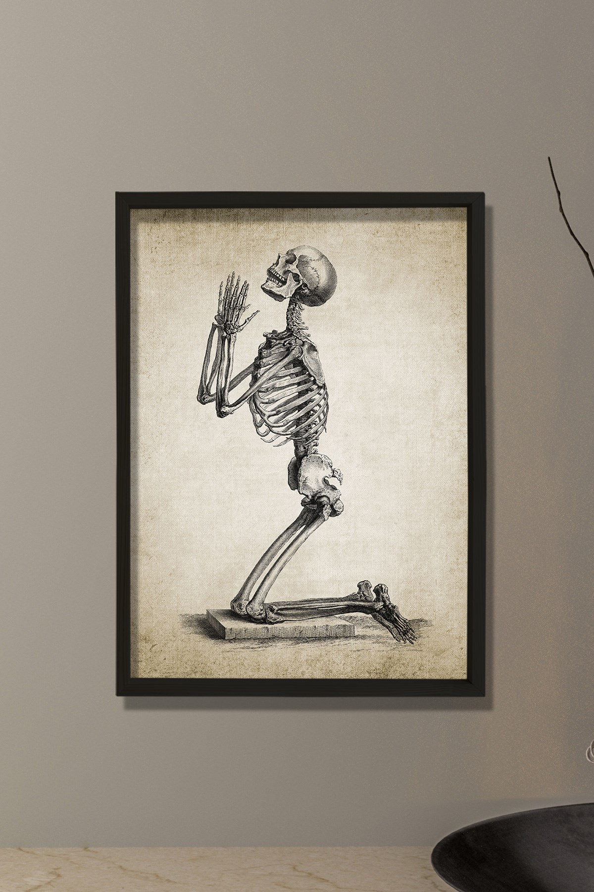 Doğal Çam Çerçeveli Duvar Tablosu Dua Eden İskelet