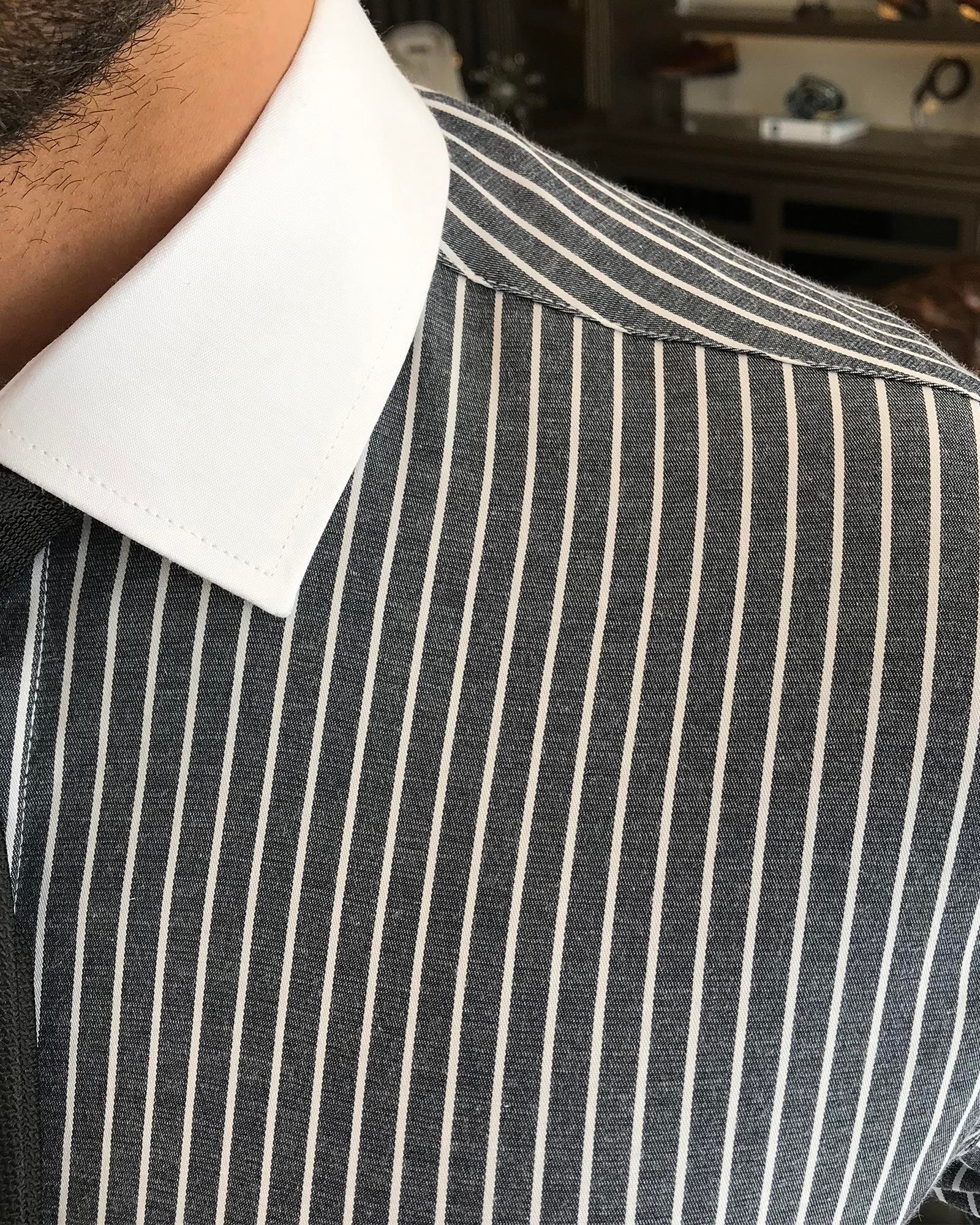 İtalyan stil slim fit saten pamuk karışımı çizgili erkek kravat yaka gömlek lacivert T9221