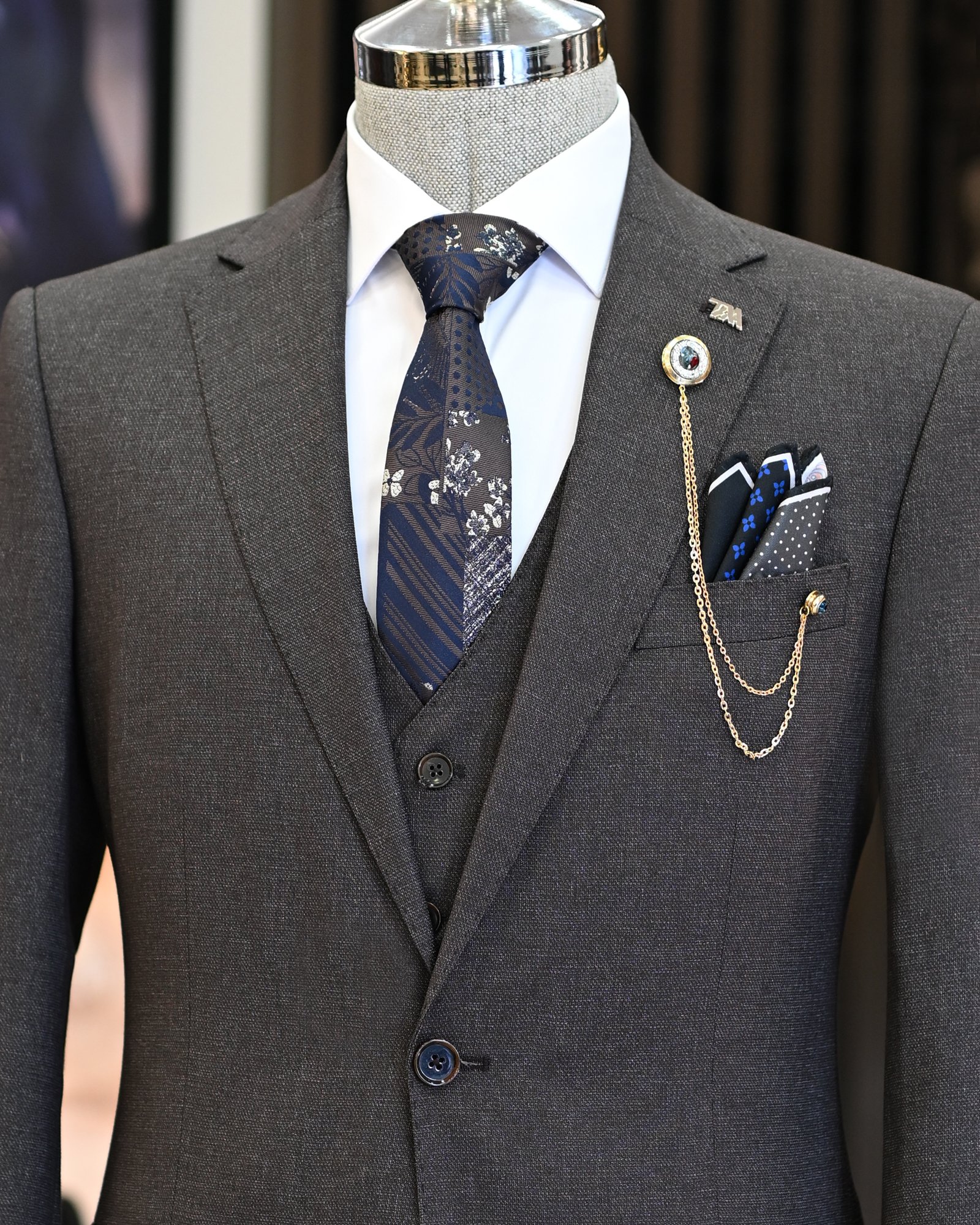 Classic cut jacket vest trousers men's suit brown T11108