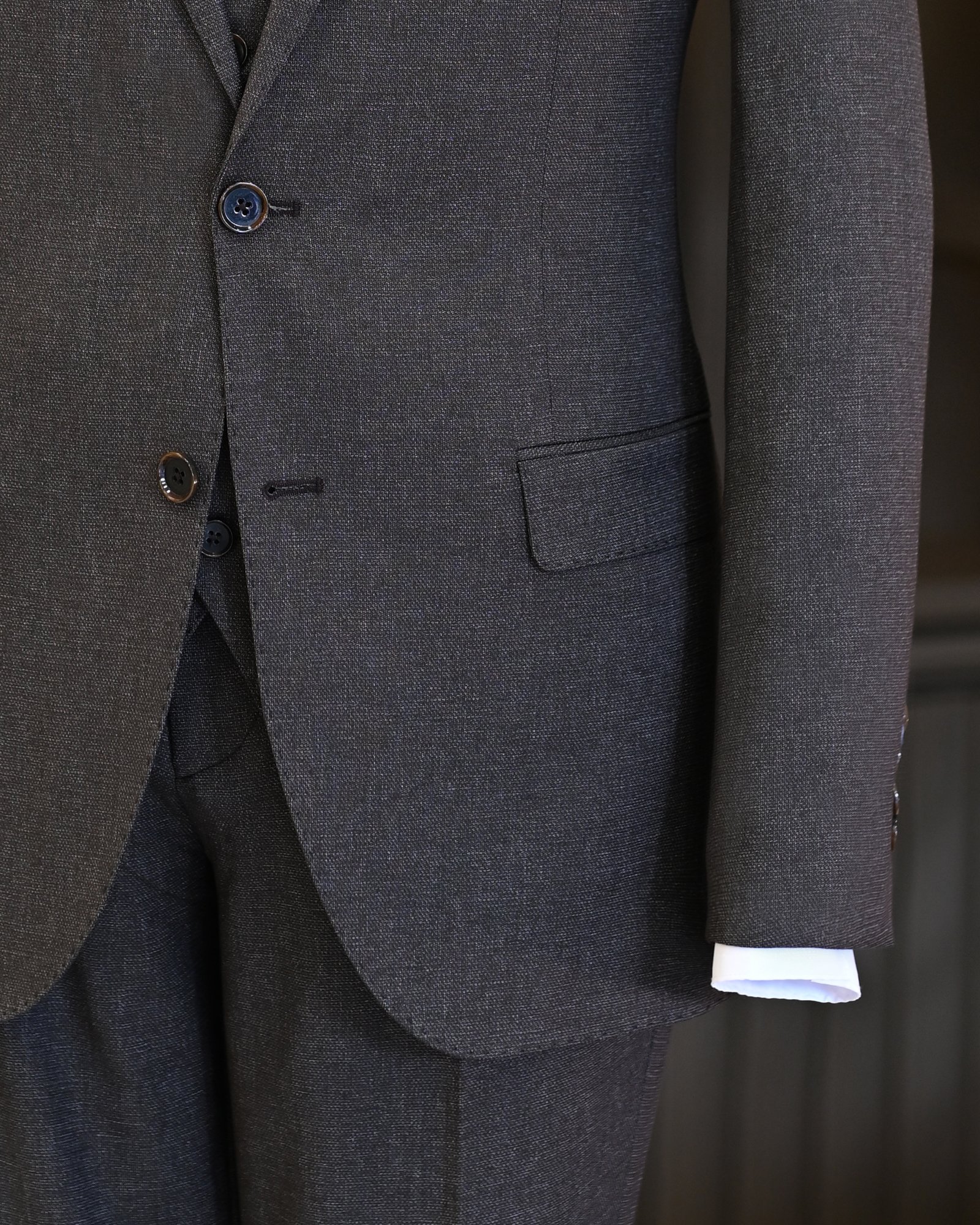 Classic cut jacket vest trousers men's suit brown T11108