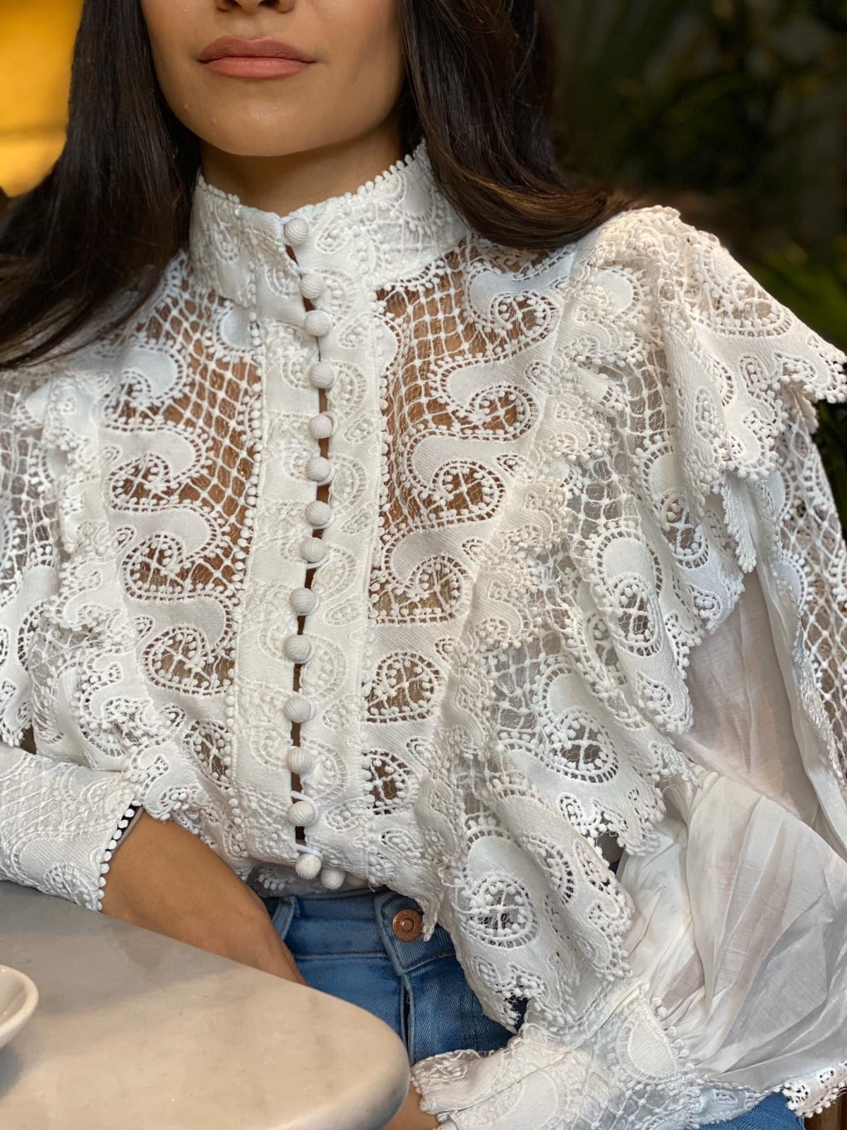Beyaz Dantelli Tasarım Gömlek