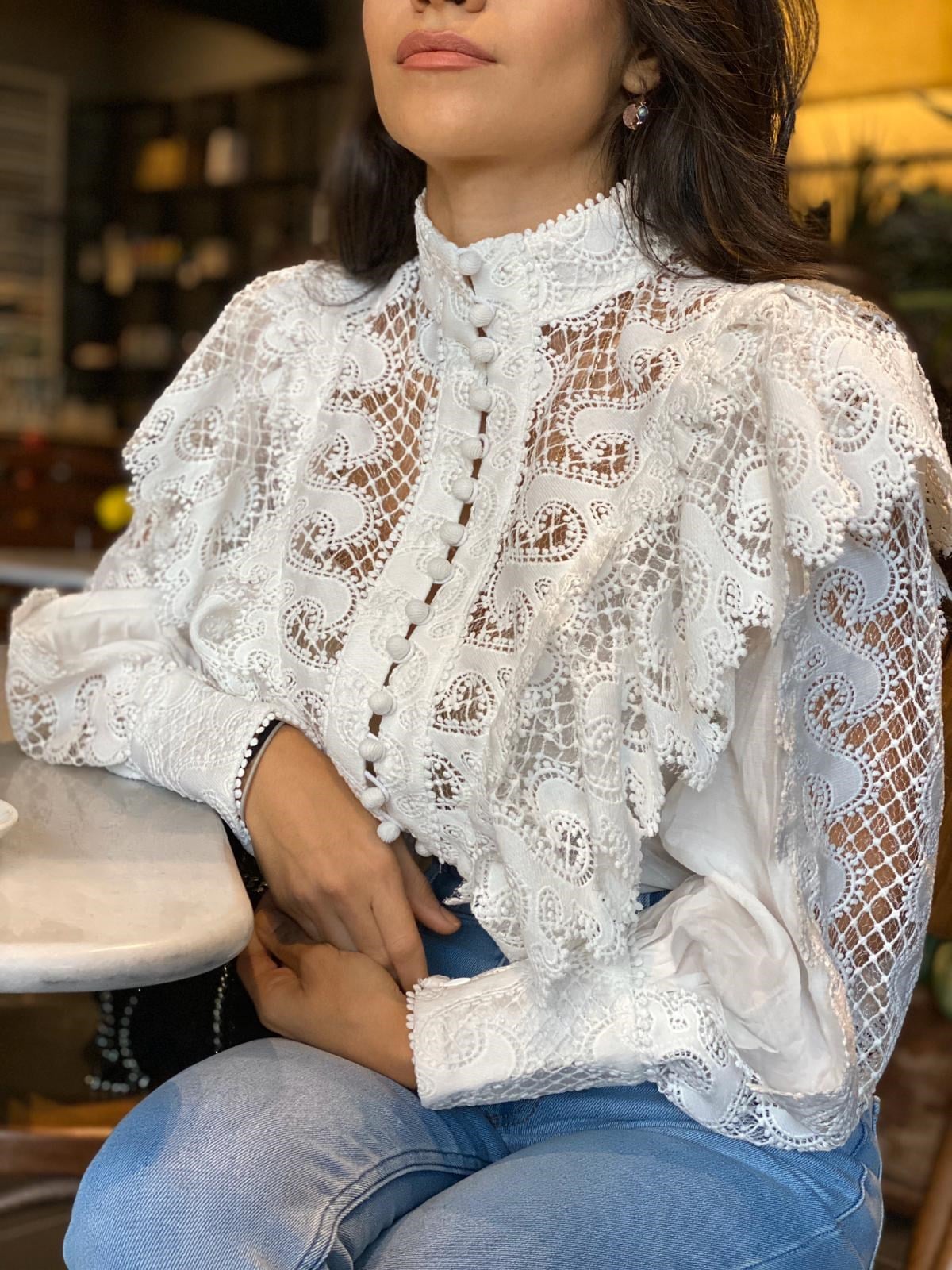 Beyaz Dantelli Tasarım Gömlek