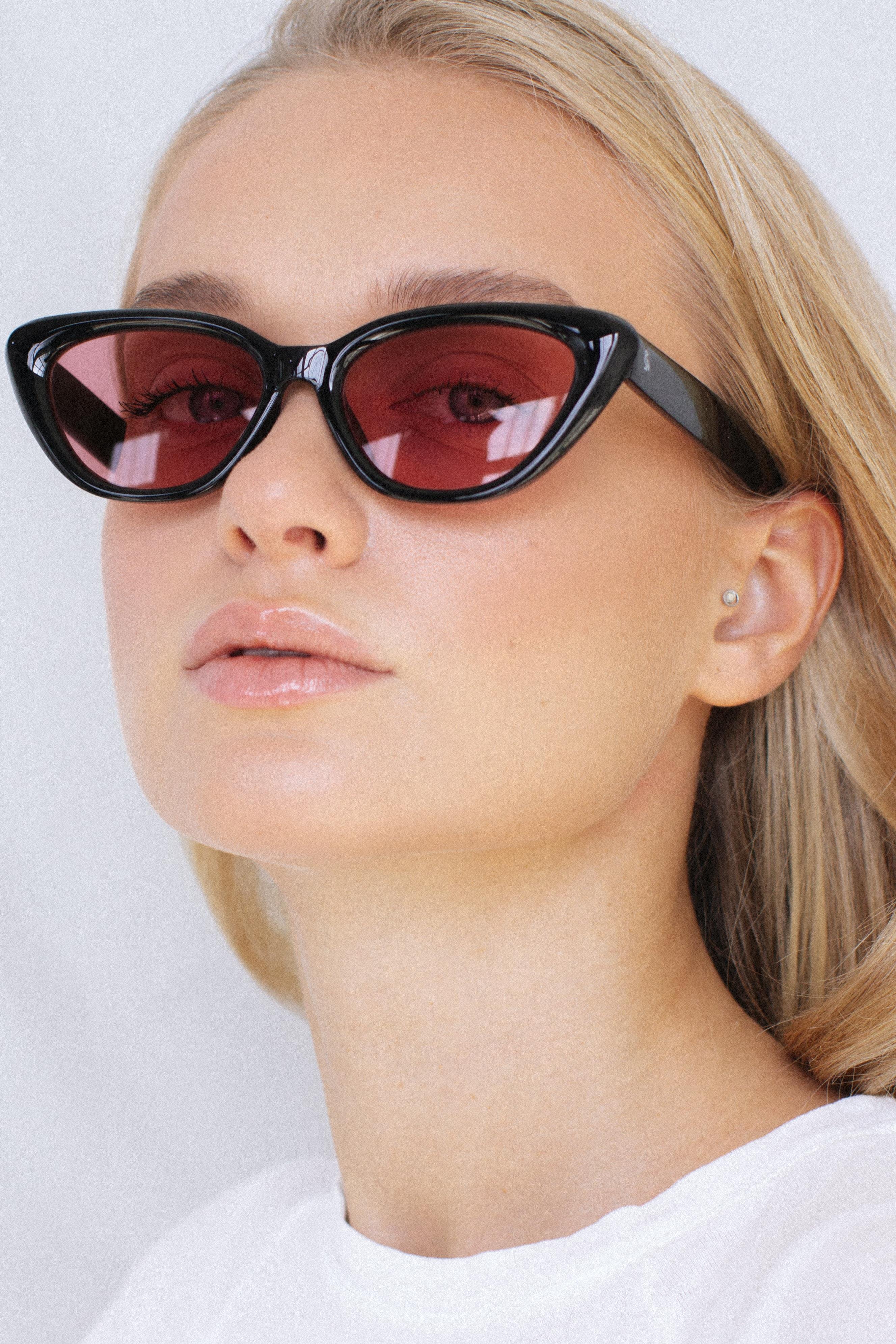 Asude Black Red Güneş Gözlüğü