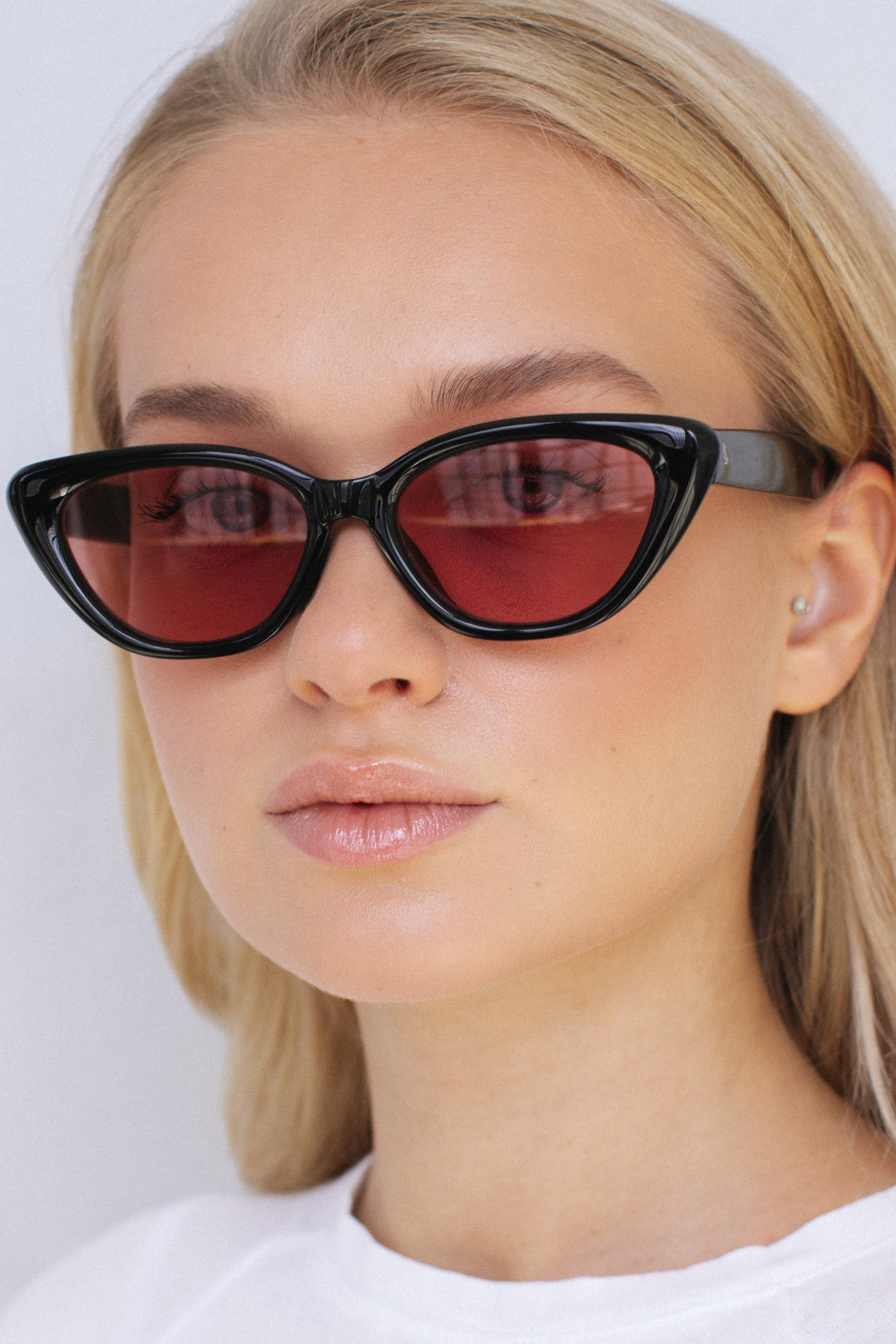 Asude Black Red Güneş Gözlüğü