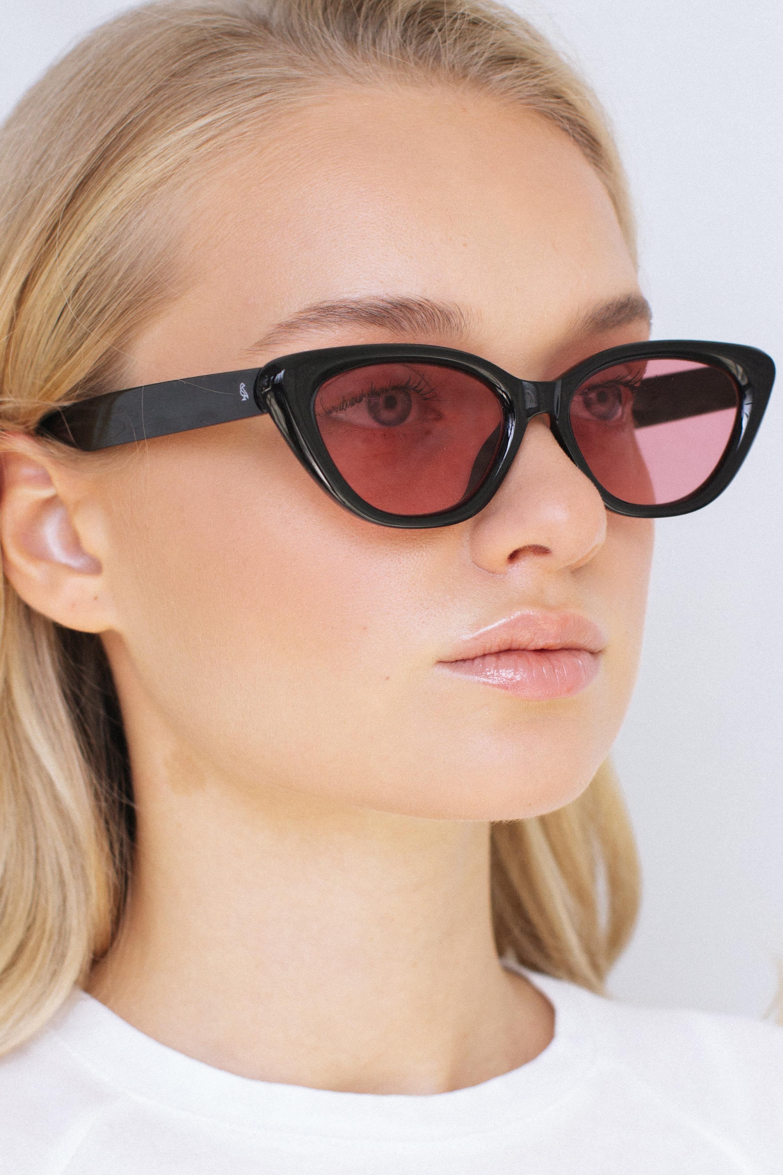 Asude Black Red Güneş Gözlüğü