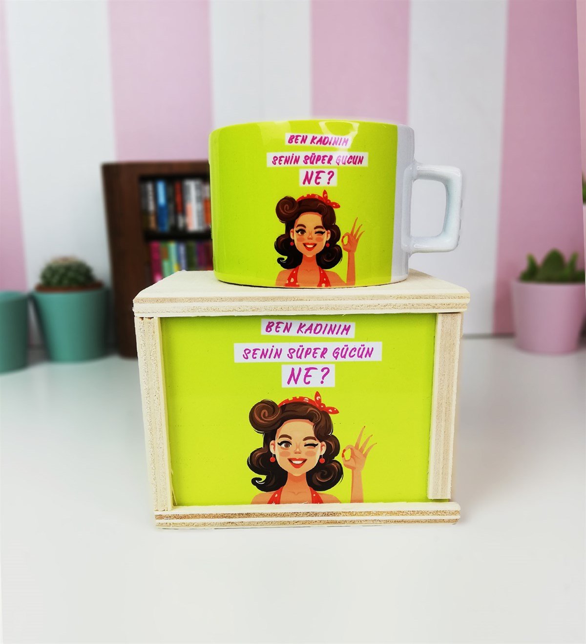  	Kişiye Özel Ahşap Fotoğraf Tutucu Ve Ben Kadınım Tasarımlı Kutulu KupaGiftmoda Foto-Tutucu-Kutulu-Kupa-Set 