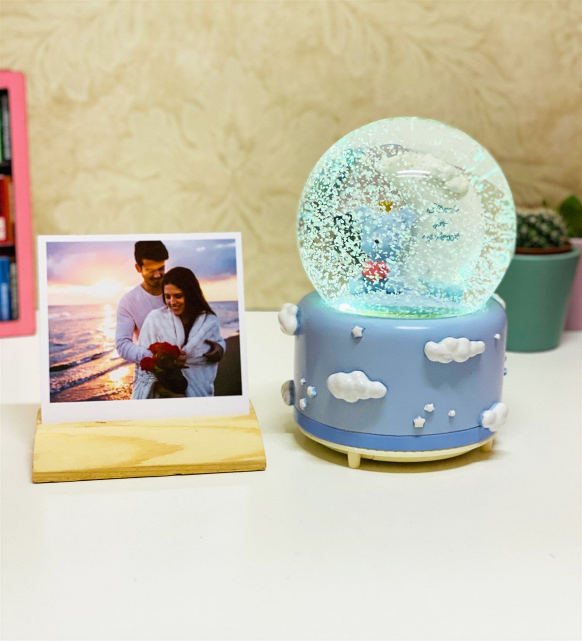  	Kişiye Özel Ahşap Fotoğraf Tutucu Ve Hoş geldin Bebek Kar Küresi SetGiftmoda Ko-Foto-Gm-2061-B-Set 