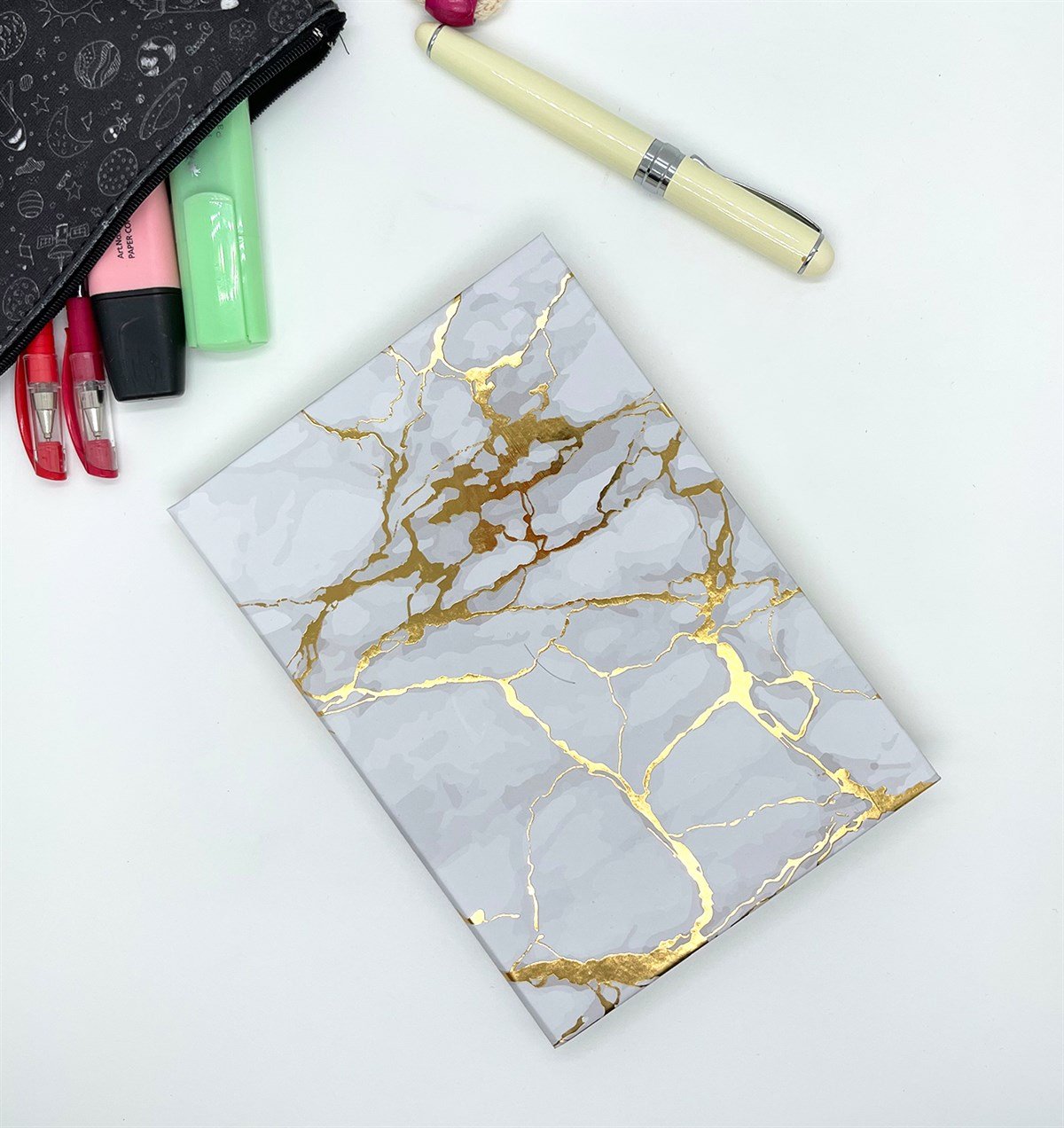 Altın Yaldızlı Beyaz Mermer Tasarımlı Lastikli DeftergiftmodaGmd100091