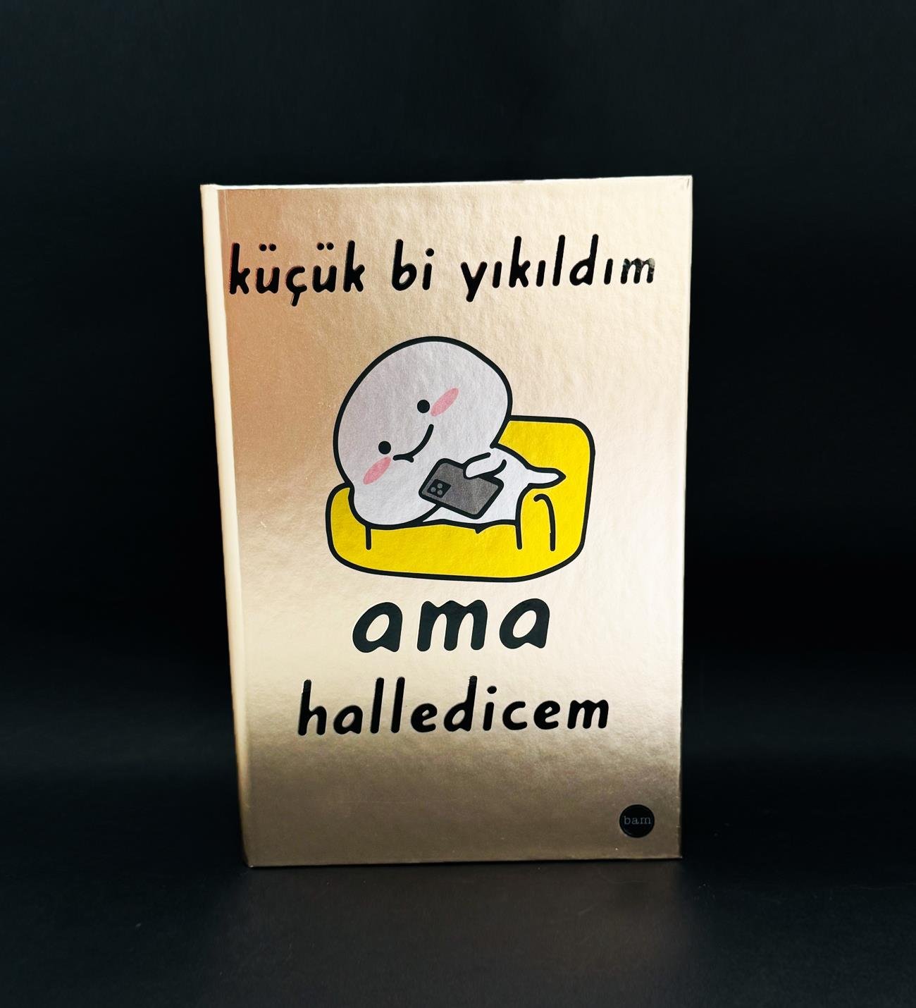 Küçük Bi Yıkıldım Tasarımlı Metal Kapaklı Lastikli DeftergiftmodaBAM-1192	