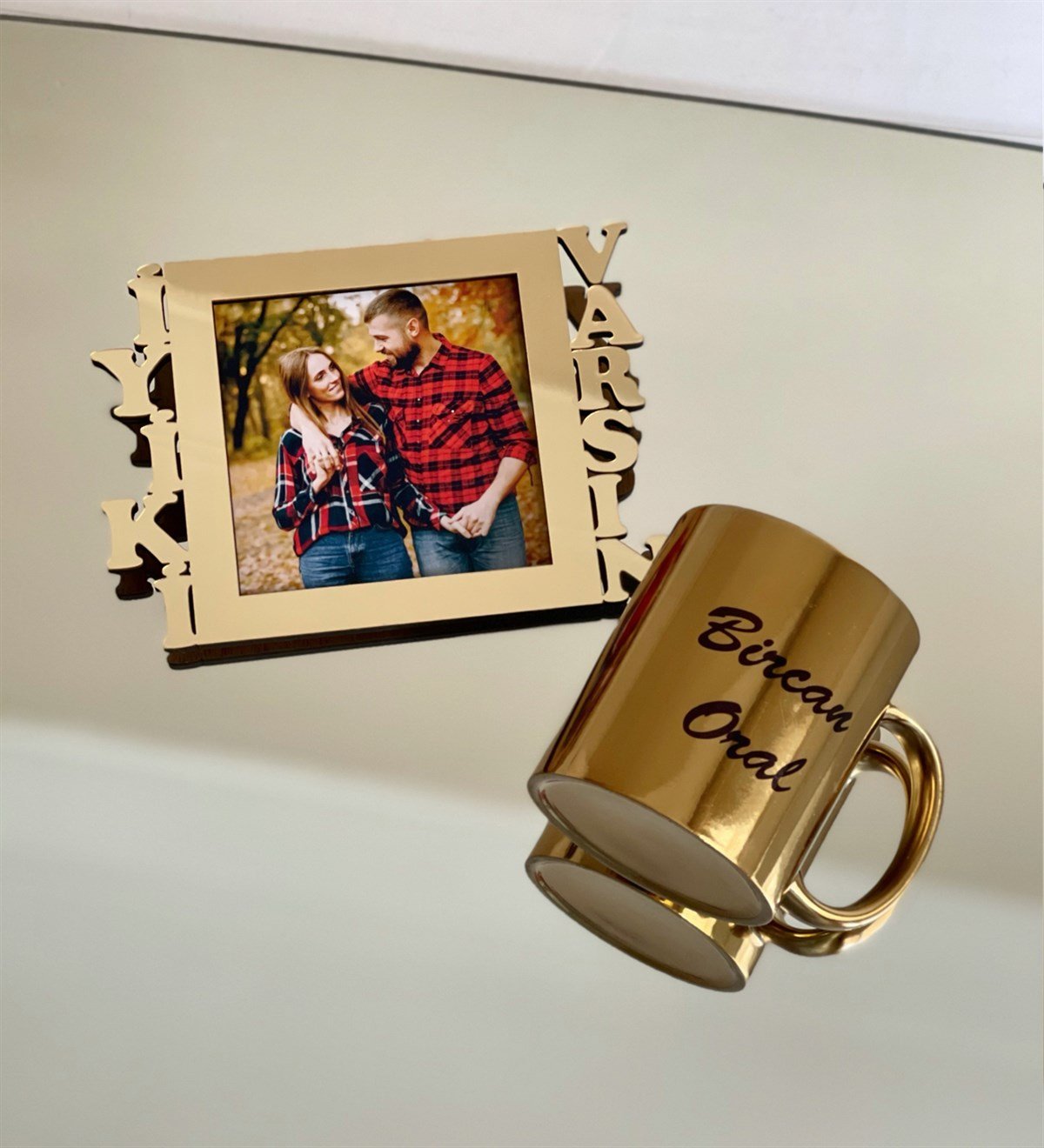 Kişiye Özel Fotoğraflı İyiki Varsın Mdf Gold Çerçeve Ve Gold Kupa SetgiftmodaGmhs100534-Gmfc100051-Gmkp100155