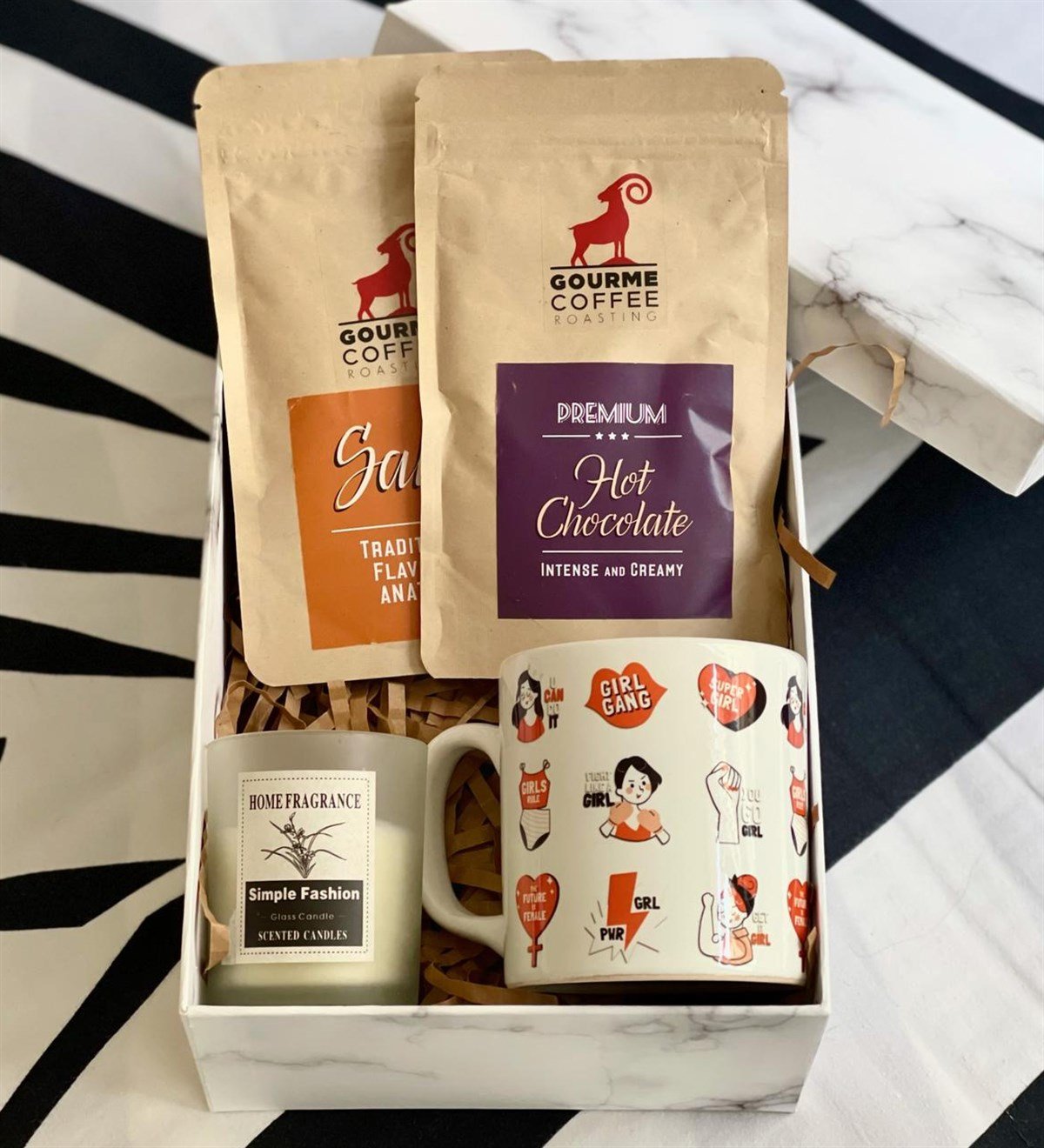 Girl Gang Tasarımlı Kupa Kokulu Cam Mum Sıcak Çikolata Ve Sahlep Kadınlara Özel Hediye SetiGiftmodaGmhs100456