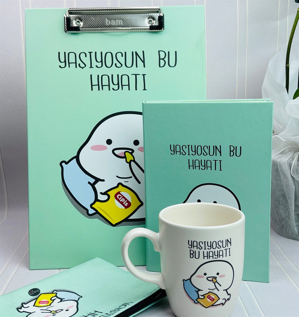 Yaşıyosun Bu Hayatı Tasarımlı Sekreterlik Lastikli Defter Kalemlik Ve 9 Cm Kupa Bardak SetgiftmodaGmhs101214