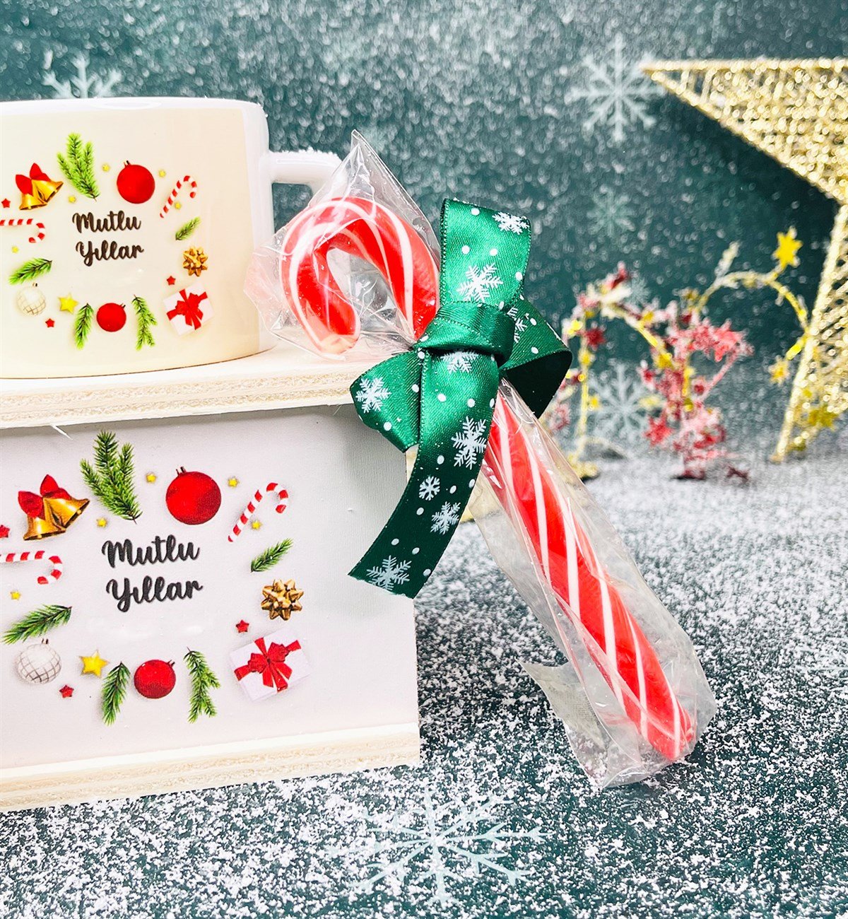 Mutlu Yıllar Tasarımlı Kutulu Kupa Baston Şeker Ve Kokulu Mum Yılbaşı Hediye SetigiftmodaGmhs101350