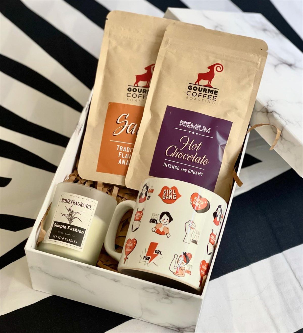 Girl Gang Tasarımlı Kupa Kokulu Cam Mum Sıcak Çikolata Ve Sahlep Kadınlara Özel Hediye SetiGiftmodaGmhs100456