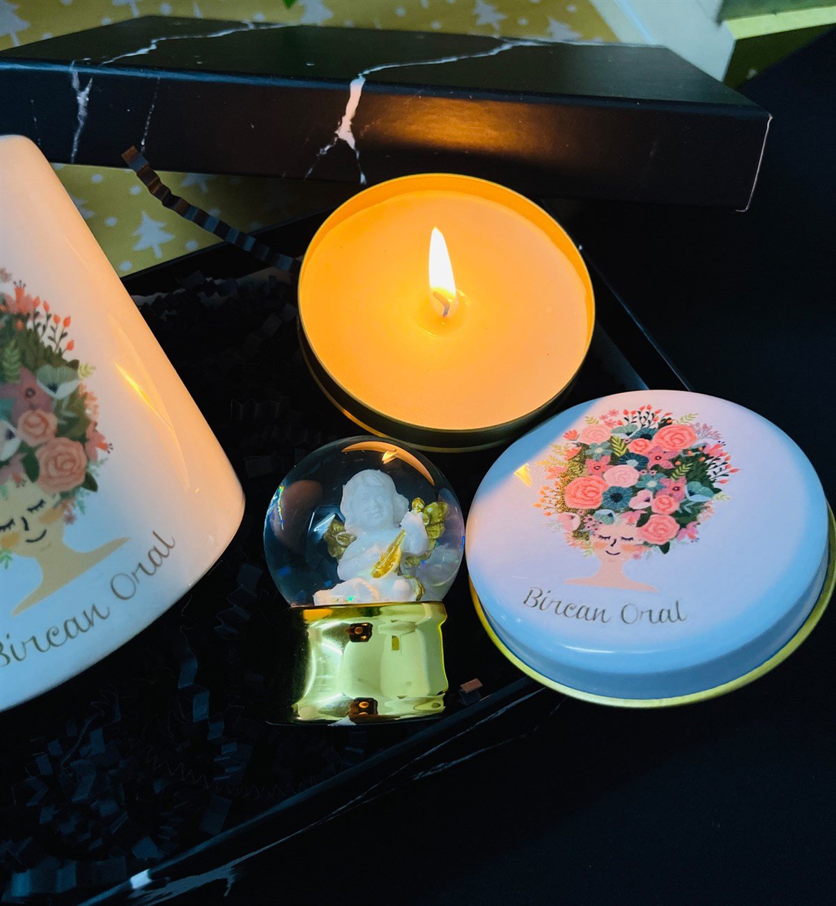 Kişiye Özel Çiçek Kadın Tasarımlı Kupa Kokulu Tenek Mum Ve Altınyaldızlı Melek Kar Küresi SetgiftmodaGmhs101397