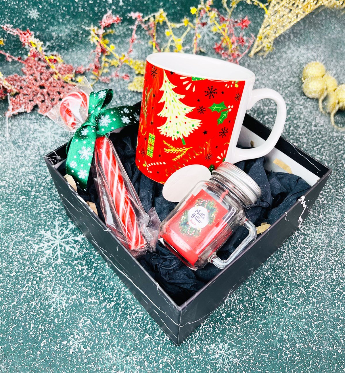 Kırmızı Yeni Yıl Tasarımlı Kupa Baston Şeker Ve Kokulu Mum Yılbaşı SetigiftmodaGmhs101312