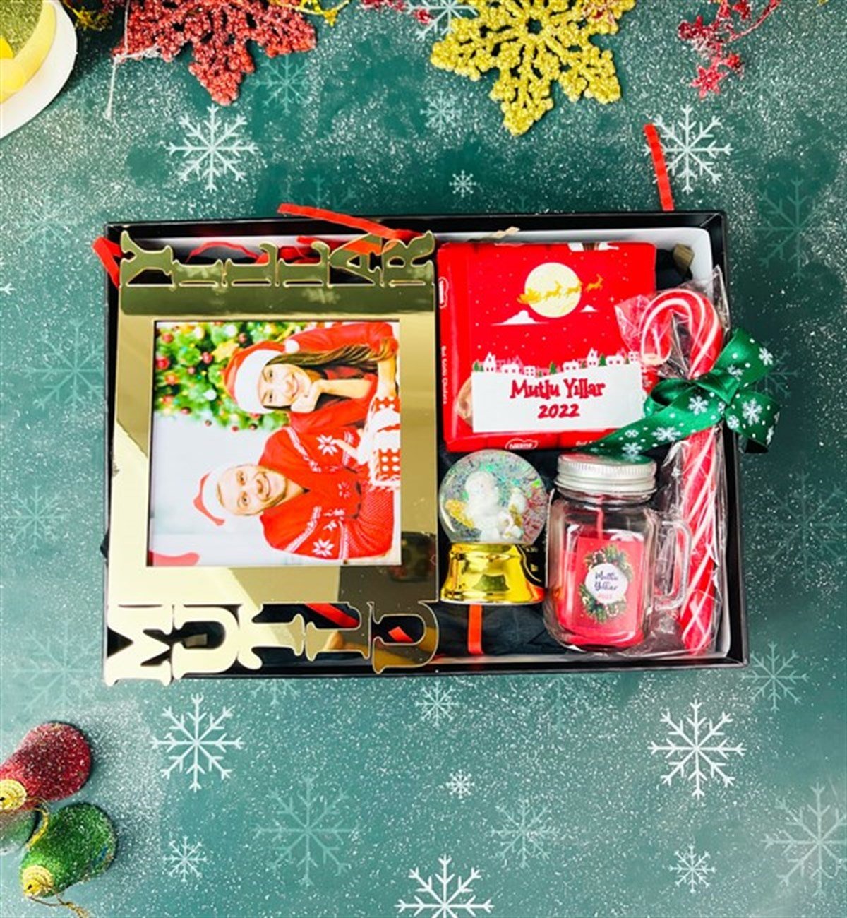 Kişiye Özel Gold Mutlu Yıllar Çerçeve Baston Şeker Çikolata Kokulu Mum Ve Altınyaldızlı Melek Kar Küresi SetgiftmodaGmhs101325