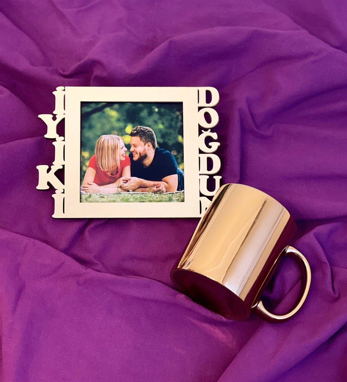 İyiki Doğdun Fotoğraf Standlı Mdf Gümüş Çerçeve Ve Gümüş Kupa SetgiftmodaGmhs100540-Gmfc100049-Gmkp100158