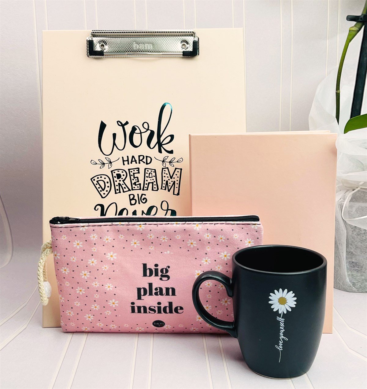 Work Hard Dream Tasarımlı Sekreterlik Papatya Kalemlik Siyah 9 Cmk Kupa Ve Pembe Lastikli DeftergiftmodaGmhs101215