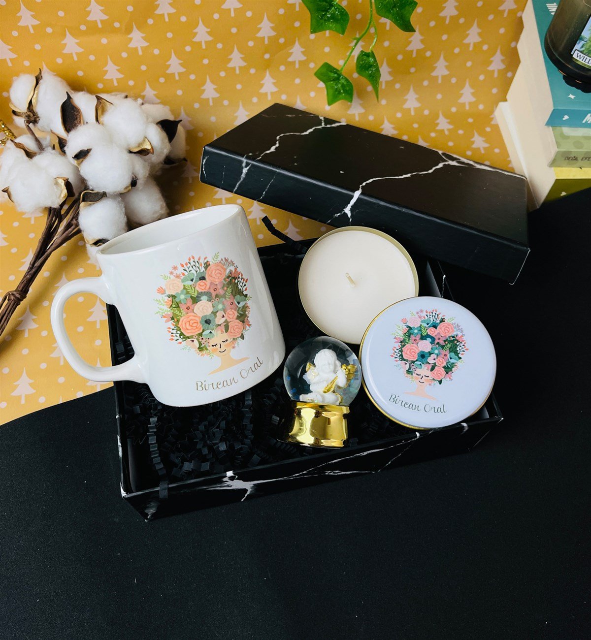 Kişiye Özel Çiçek Kadın Tasarımlı Kupa Kokulu Tenek Mum Ve Altınyaldızlı Melek Kar Küresi SetgiftmodaGmhs101397