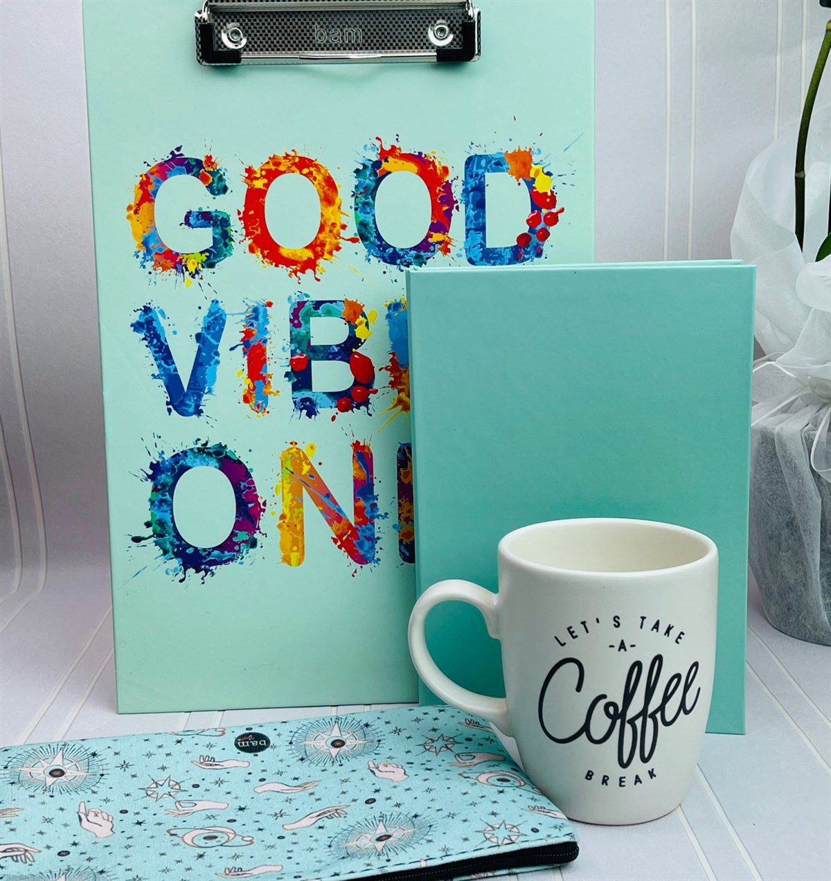 Good Vibes Tasarımlı Sekreterlik Yeşil Tarot Kalemlik Su Yeşili Defter Ve Kahve Molası 9 Cm Kupa giftmodaGmhs101213