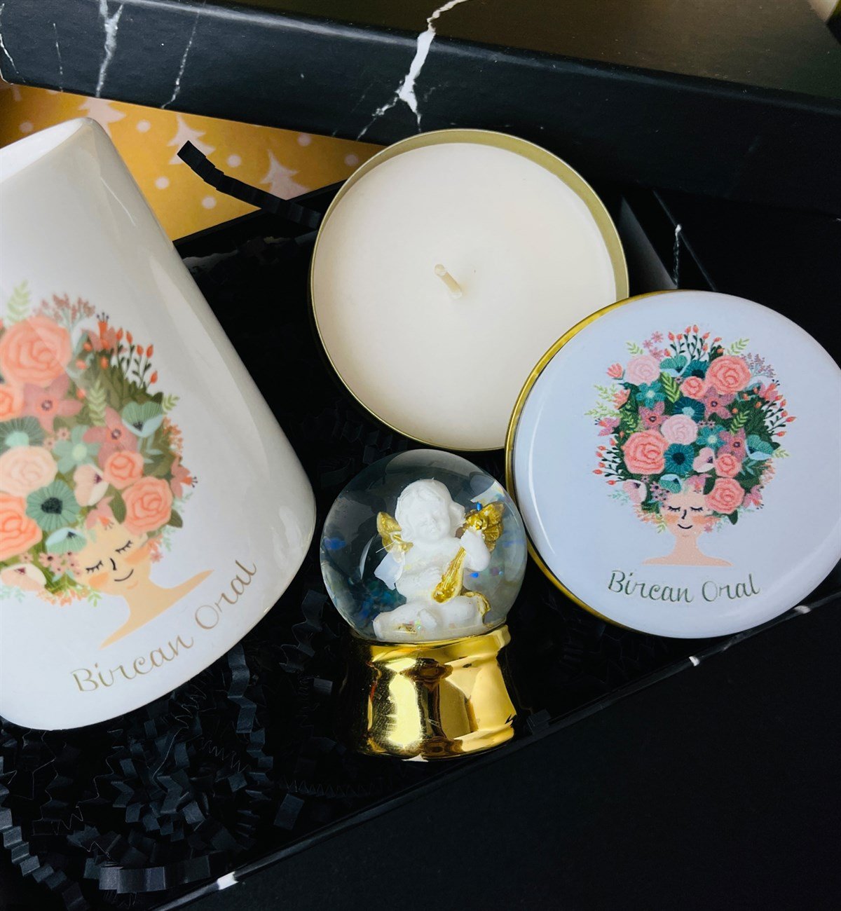 Kişiye Özel Çiçek Kadın Tasarımlı Kupa Kokulu Tenek Mum Ve Altınyaldızlı Melek Kar Küresi SetgiftmodaGmhs101397