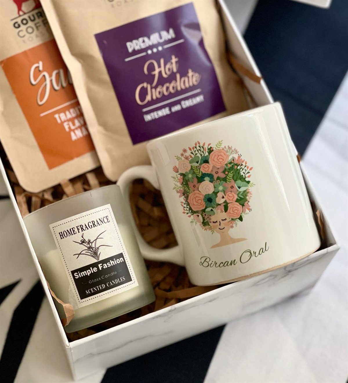 Kişiye Özel Çiçek Kadın Tasarımlı Kupa Kokulu Cam Mum Sıcak Çikolata Ve Sahlep Kadınlara Özel Hediye SetiGiftmodaGmhs100455