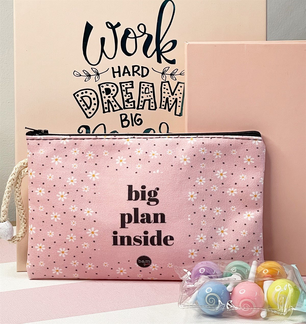 Work Hard Dream Tasarımlı Sekreterlik Papatya Kalemlik Somon Rengi Lastikli Defter Ve Lolipop KalemgiftmodaGmhs101194