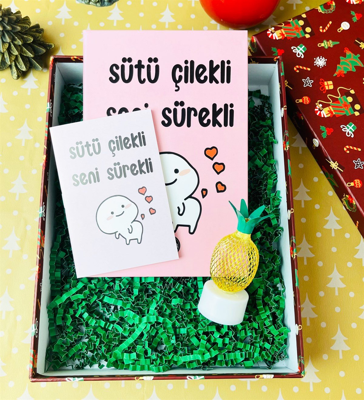 Sütü Çilekli Tasarımlı Kırmızı Yılbaşı Hediye SetigiftmodaGmhs101846