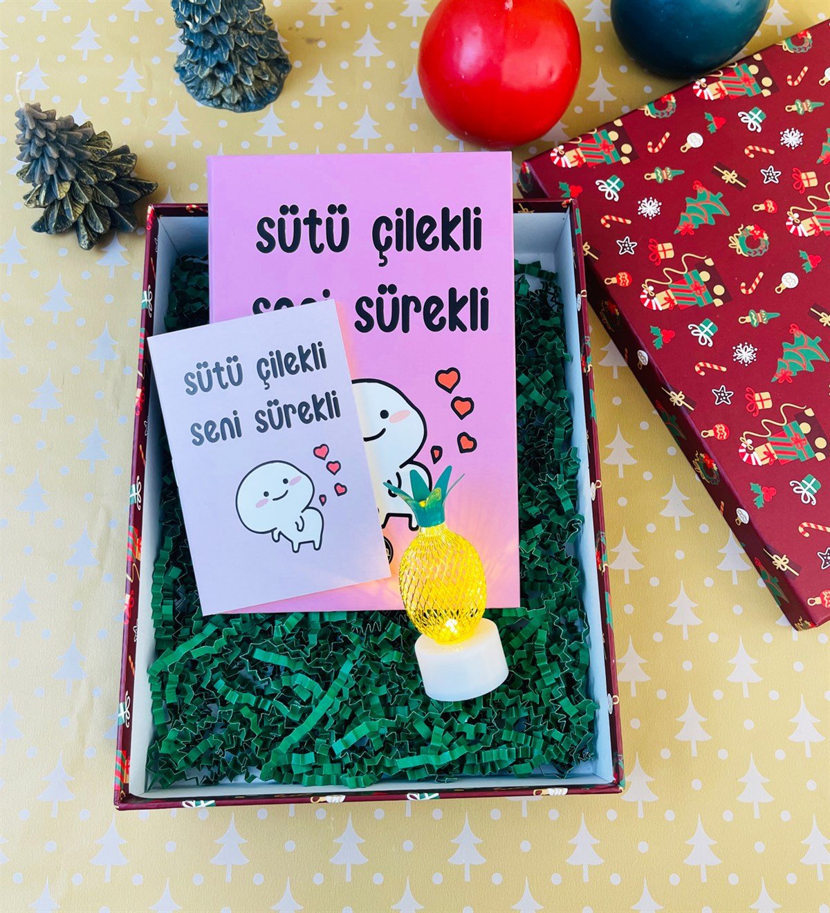 Sütü Çilekli Tasarımlı Kırmızı Yılbaşı Hediye SetigiftmodaGmhs101846