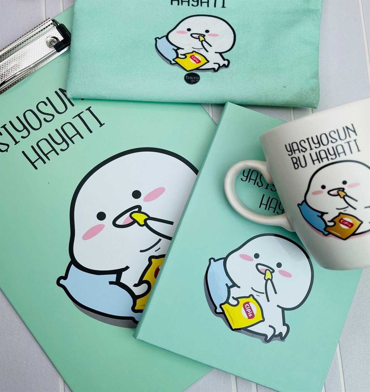 Yaşıyosun Bu Hayatı Tasarımlı Sekreterlik Lastikli Defter Kalemlik Ve 9 Cm Kupa Bardak SetgiftmodaGmhs101214