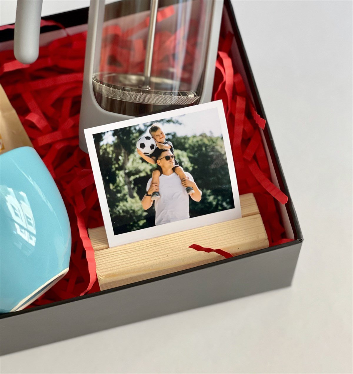  	Kişiye Özel Ahşap Standlı Fotoğraf Mavi Çay Fincanı Filtre Kahve Ve French Press Hediye SetigiftmodaGmhs100801