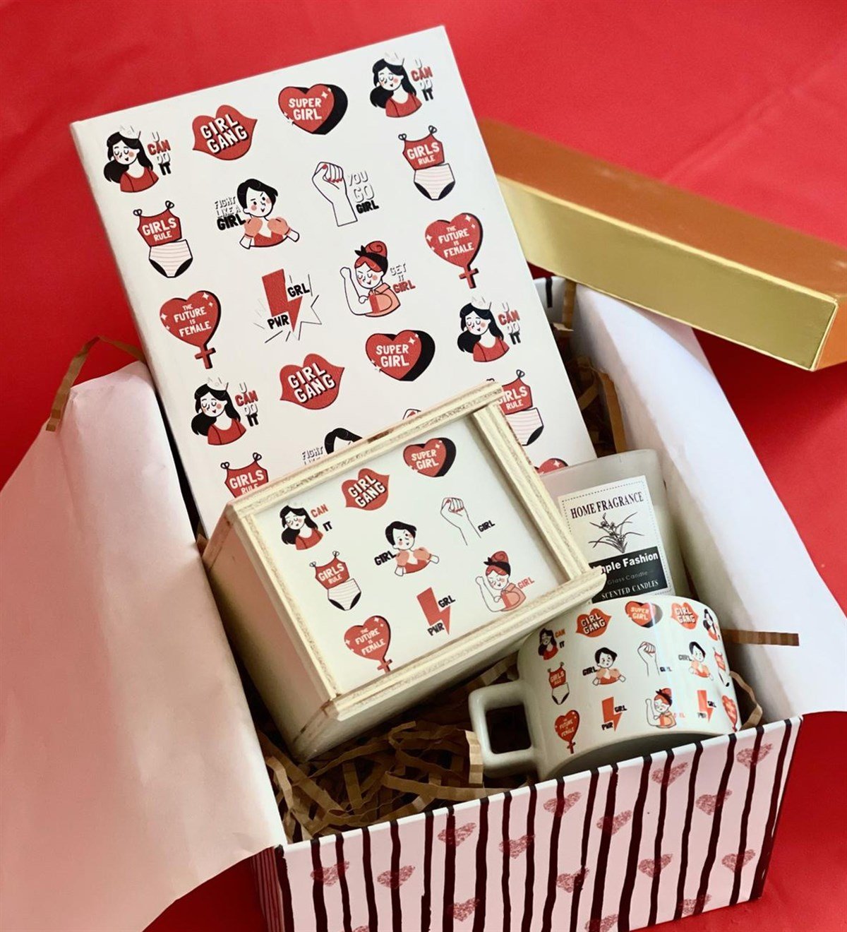 Girl Gang Tasarımlı Tarihsiz Ajanda Kutulu Kupa Ve Kokulu Cam Mum Kadınlara Özel Hediye SetiGiftmodaGmhs100448
