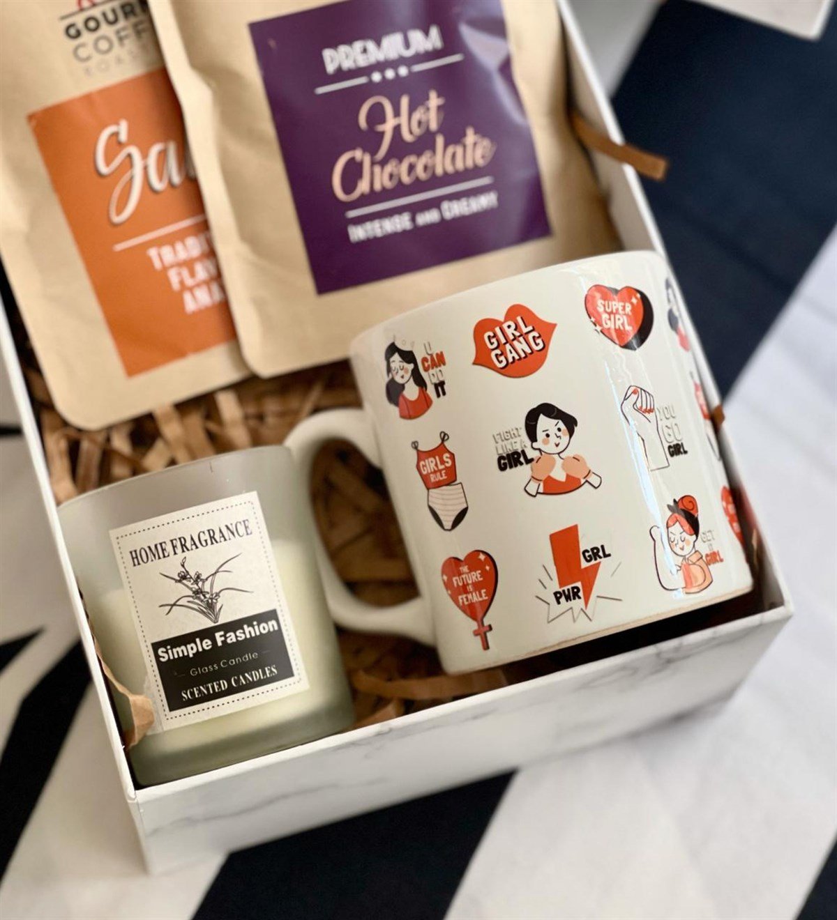 Girl Gang Tasarımlı Kupa Kokulu Cam Mum Sıcak Çikolata Ve Sahlep Kadınlara Özel Hediye SetiGiftmodaGmhs100456