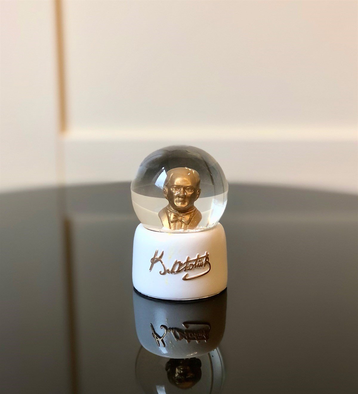 M.Kemal Atatürk Tasarımlı Yastık Ve Beyaz Kar Küresi Hediye SetiGiftmodaGmhs100831