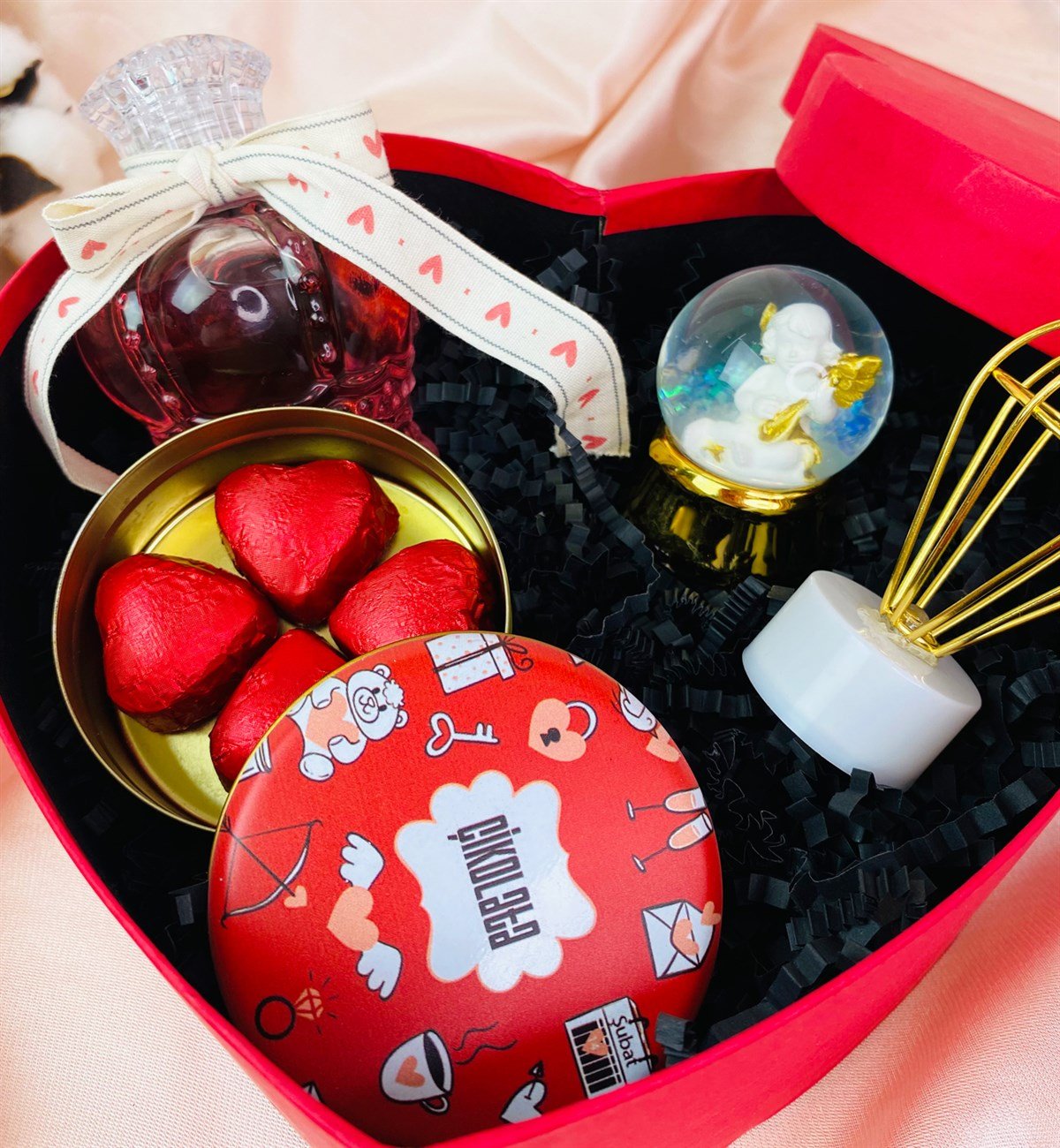 Özel Kalp Yaldızlı Mini Kalp Çikolata Ve Japon Kiraz Çiçeği Esanslı Kolanya Hediye SetigiftmodaGmhs101460