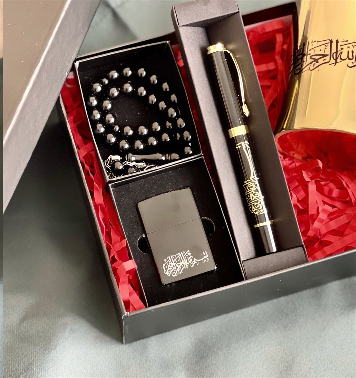 Besmele Tasarımlı Golda Kupa Özel Kabartmalı Kalem Benzinli Çakmak Ve Siyah Cüzdan Hediye SetigiftmodaGmhs100799