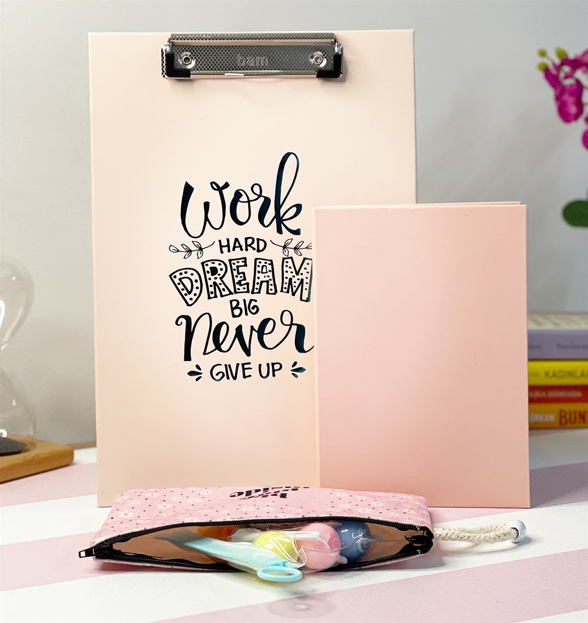 Work Hard Dream Tasarımlı Sekreterlik Papatya Kalemlik Somon Rengi Lastikli Defter Ve Lolipop KalemgiftmodaGmhs101194