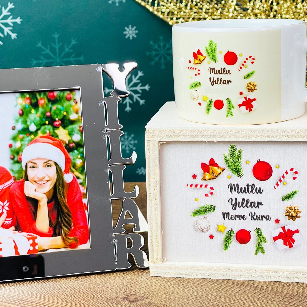 Mutlu Yıllar Fotoğraf Standlı Mdf Çerçeve Gümüş Ve Kutulu Kupa Hediye SetigiftmodaGmhs101337