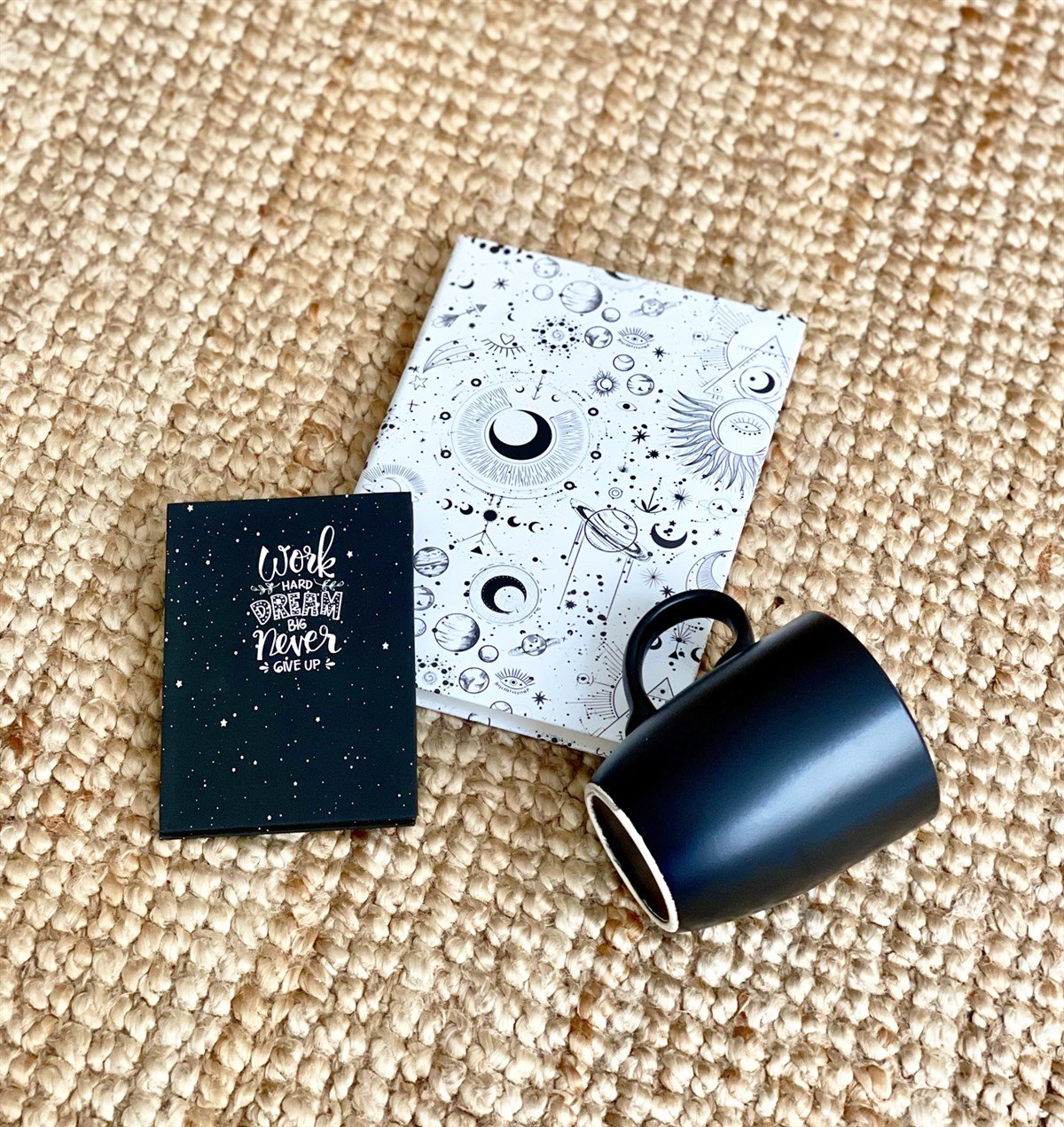 Work Hard Dream Tasarımlı Mini Albüm Siyah Bulut Kupa Ve Beyaz Tarot Tasarımlı Defter Hediye SetigiftmodaGmhs100928