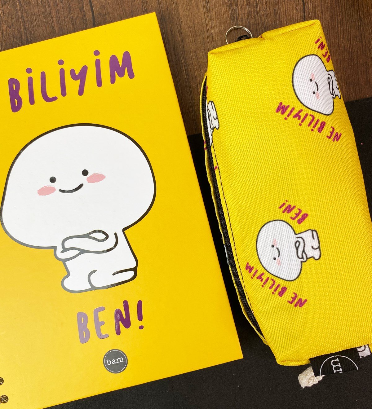 Ne Biliyim Ben Tasarımlı Çizgili Spiralli Defter Ve Sosis Kalemlik SetgiftmodaGmhs101784