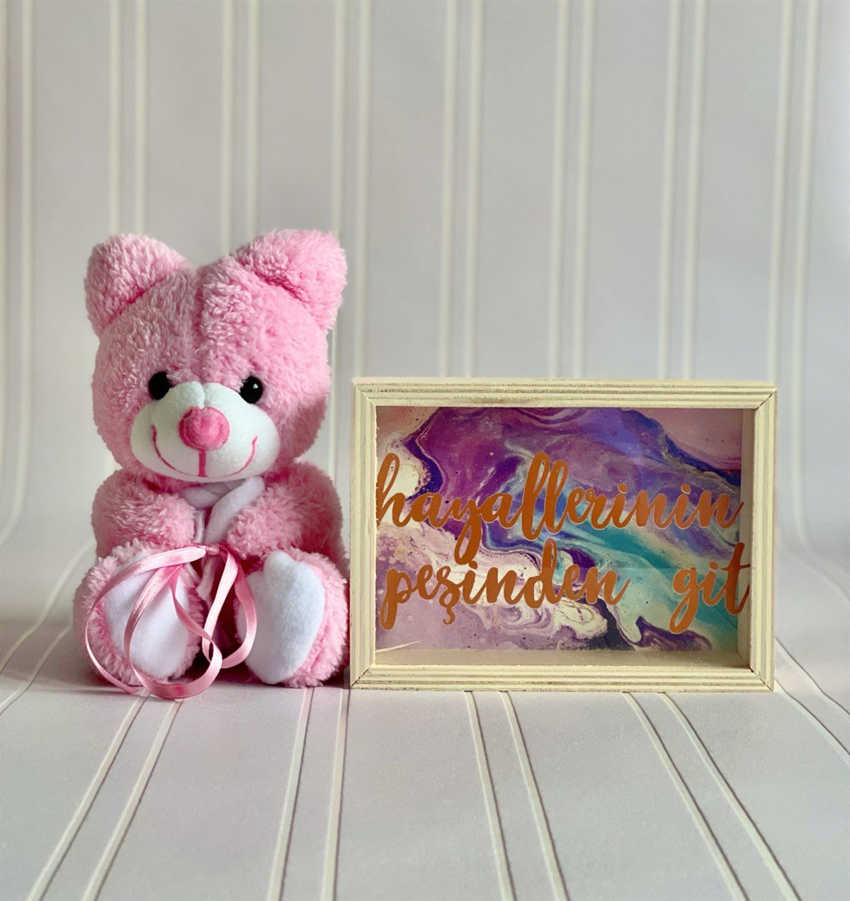 Hayallerinin Peşinden Git Tasarımlı Ahşap Kumbara Ve Kurdeleli Pembe Ayıcık Hediye SetiGiftmodaGmhs100819