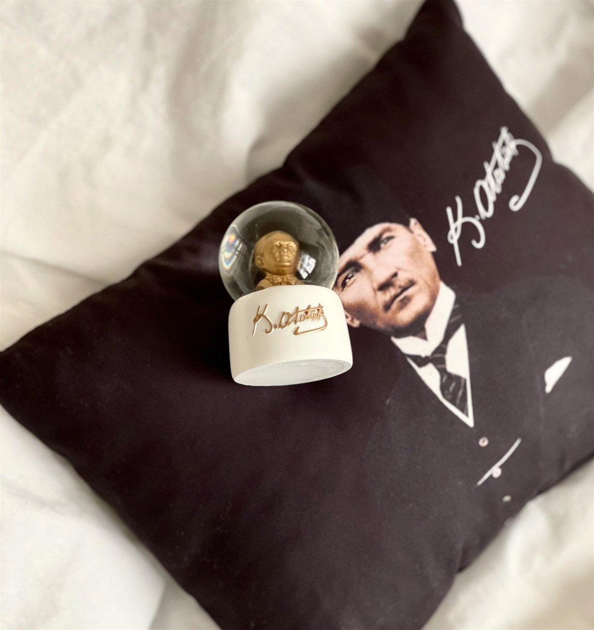 M.Kemal Atatürk Tasarımlı Yastık Ve Beyaz Kar Küresi Hediye SetiGiftmodaGmhs100831