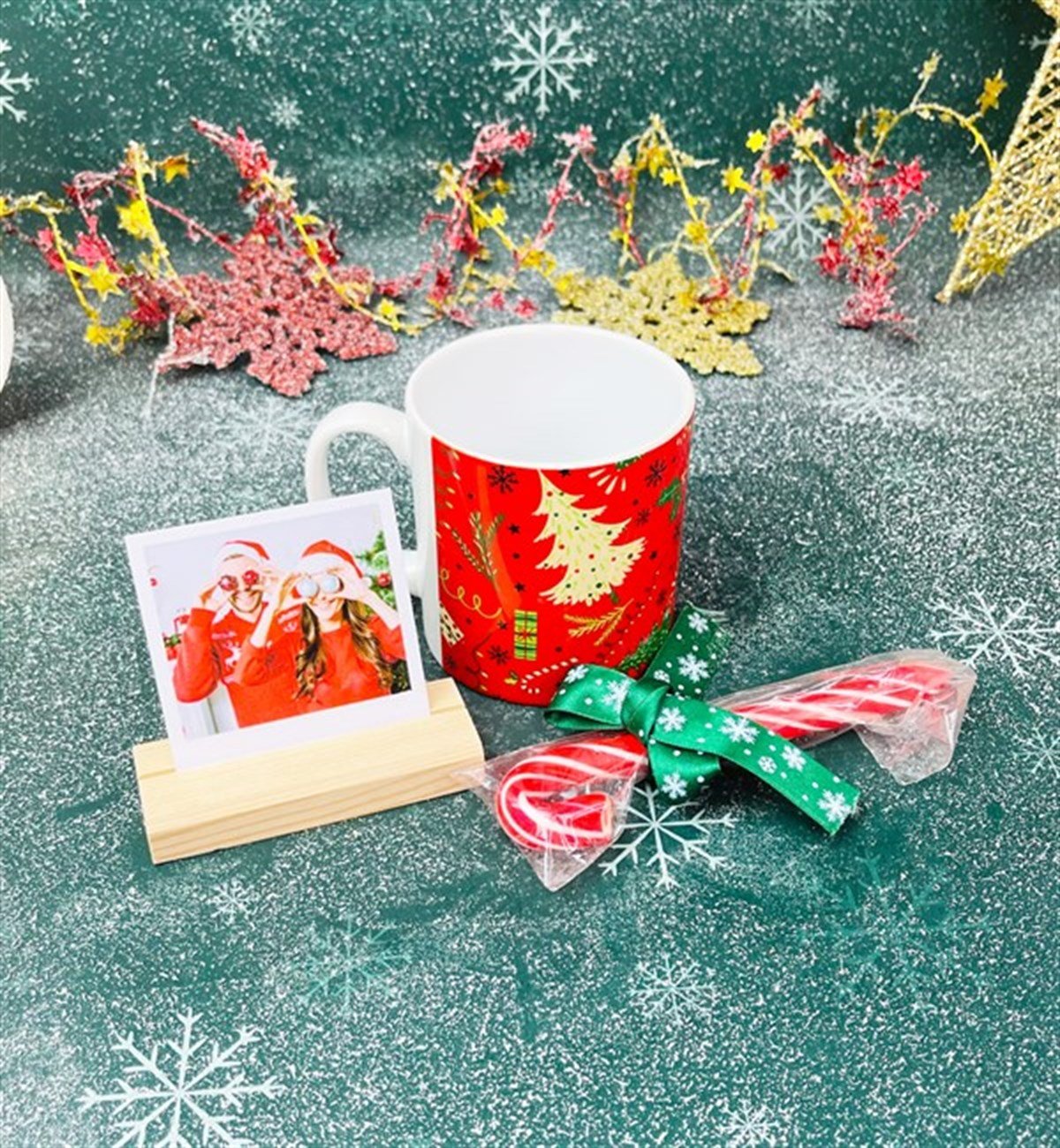 Kişiye Özel Ahşap Fotoğraf Tutucu Kırmızı Yeni Yıl Tasarımlı Kupa Ve Baston Şeker SetgiftmodaGmhs101288