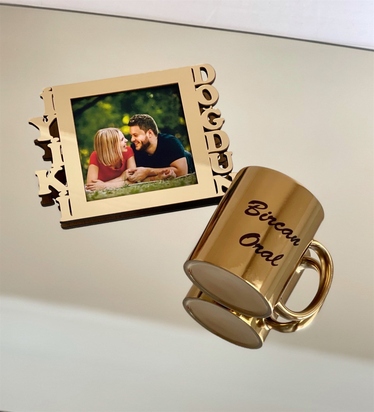 Kişiye Özel İyiki Doğdun Fotoğraf Standlı Mdf Gold Çerçeve Ve Gold Kupa SetgiftmodaGmhs100521-Gmfc100049-Gmkp100155 