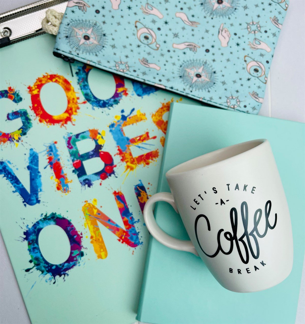 Good Vibes Tasarımlı Sekreterlik Yeşil Tarot Kalemlik Su Yeşili Defter Ve Kahve Molası 9 Cm Kupa giftmodaGmhs101213