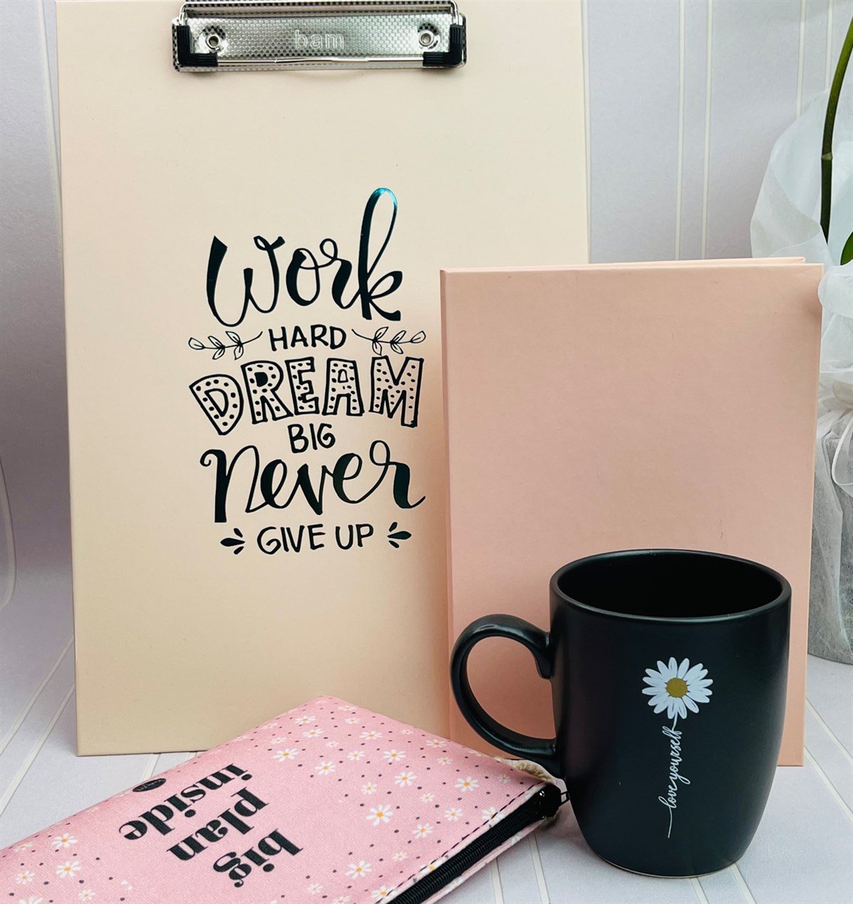 Work Hard Dream Tasarımlı Sekreterlik Papatya Kalemlik Siyah 9 Cmk Kupa Ve Pembe Lastikli DeftergiftmodaGmhs101215