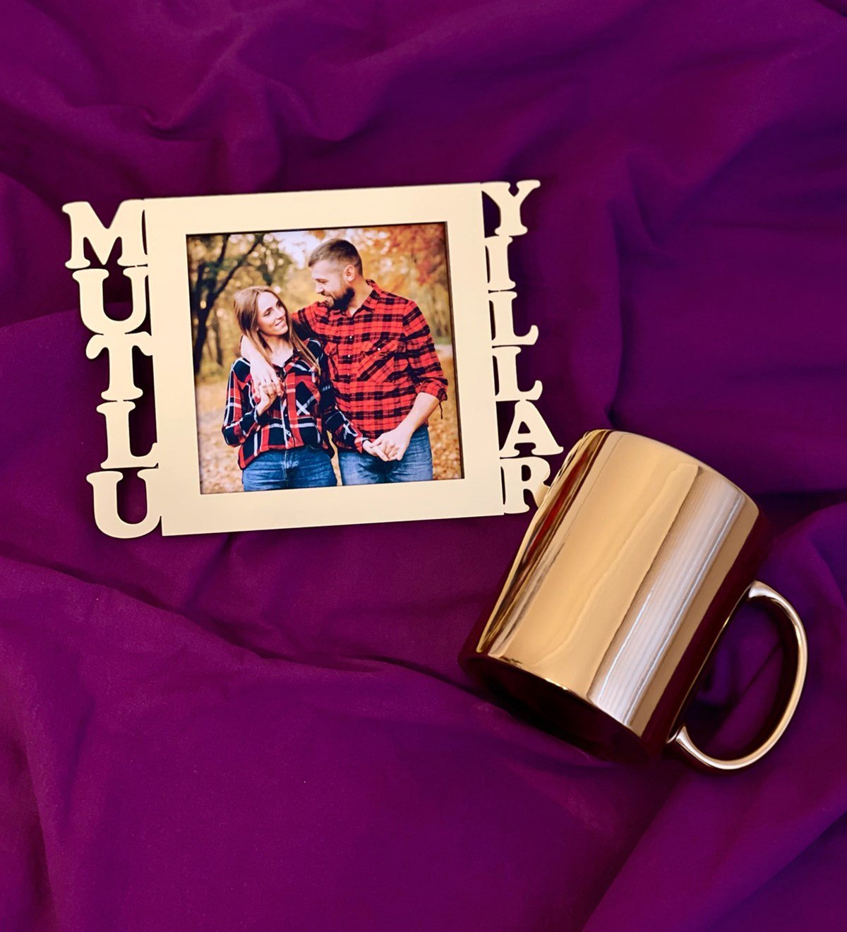 Mutlu Yıllar Fotoğraf Standlı Mdf Gold Çerçeve Ve Gold Kupa SetgiftmodaGmhs100541-Gmfc100020-Gmkp100158